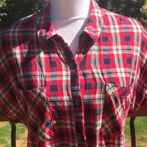 ⭐️ 3 for $25. Plaid short sleeve button blouse